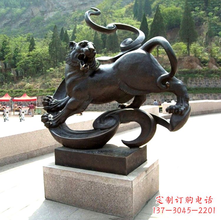 湖北纯铜雕刻的熊猫动物雕塑