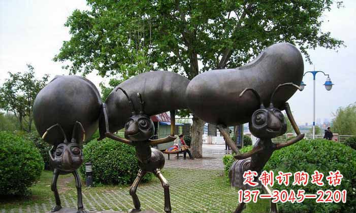 湖北蚂蚁之美搬运粮食的公园铜雕