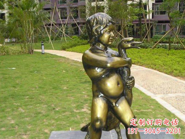 湖北抱着鹅的男孩城市玻璃钢仿铜景观雕塑