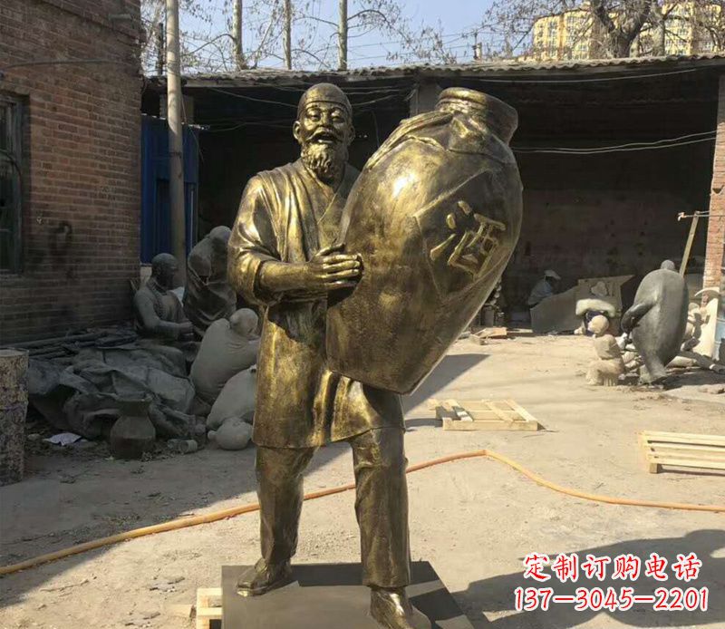 湖北抱着酒坛的人物铜雕