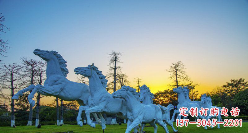 湖北新颖活力的马群雕塑奔跑的马