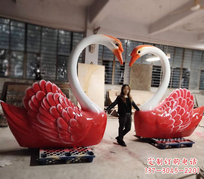 湖北天鹅玻璃钢爱心婚礼景观摆件