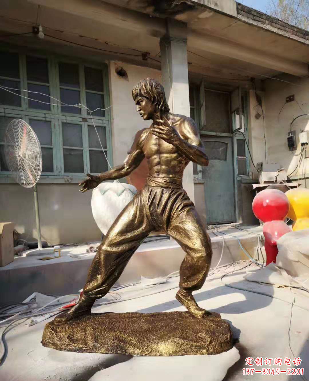 湖北玻璃钢仿铜李小龙雕塑广场电影明星人物雕塑 (4)