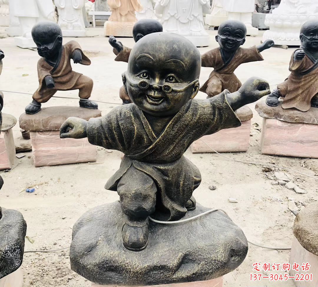 湖北玻璃钢仿铜小和尚雕塑传承佛教文化