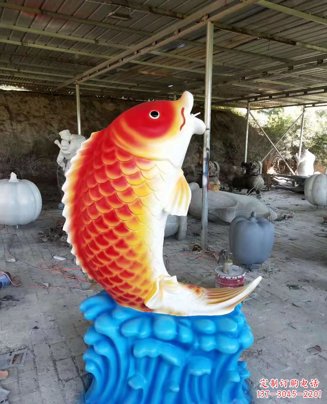 湖北玻璃钢制作的精美鲤鱼喷泉雕塑