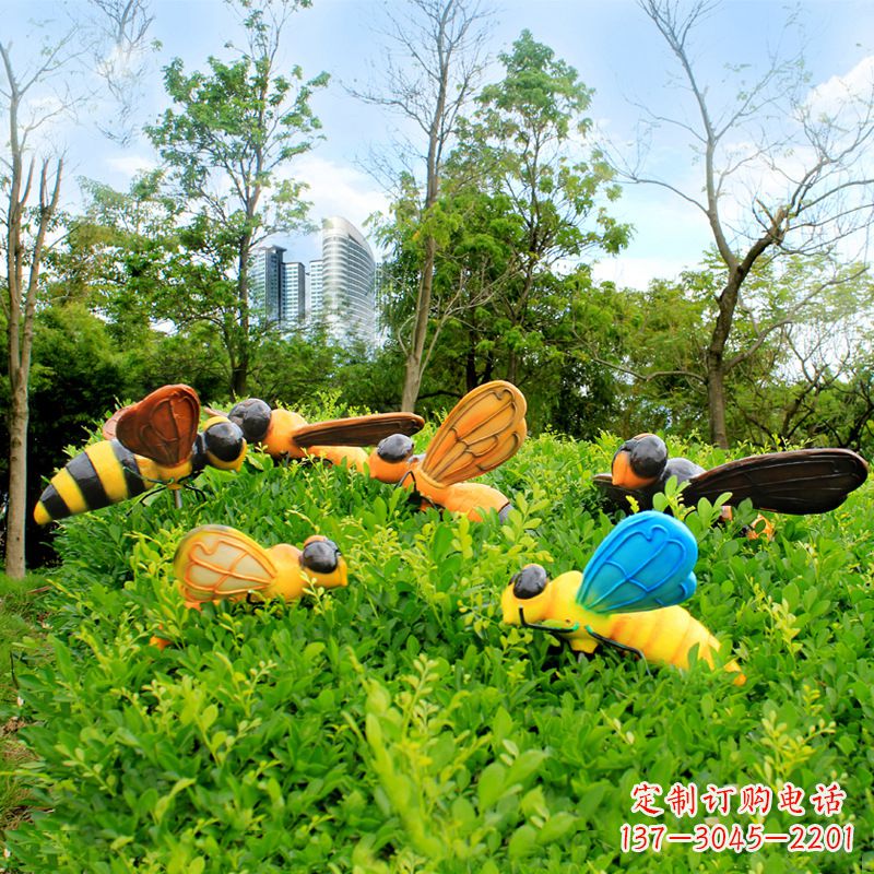 湖北公园草丛中的蜜蜂雕塑