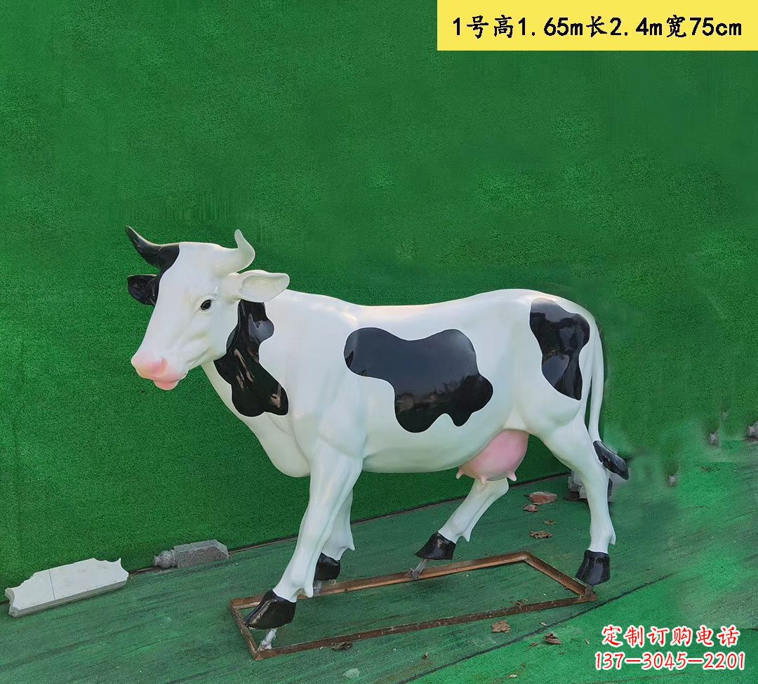湖北玻璃钢仿真奶牛雕塑精致而可爱