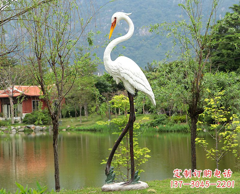 湖北玻璃钢仙鹤雕塑——传承中国传统文化