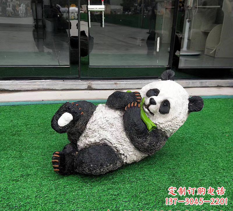 湖北玻璃钢熊猫雕塑象征动物保护的艺术品