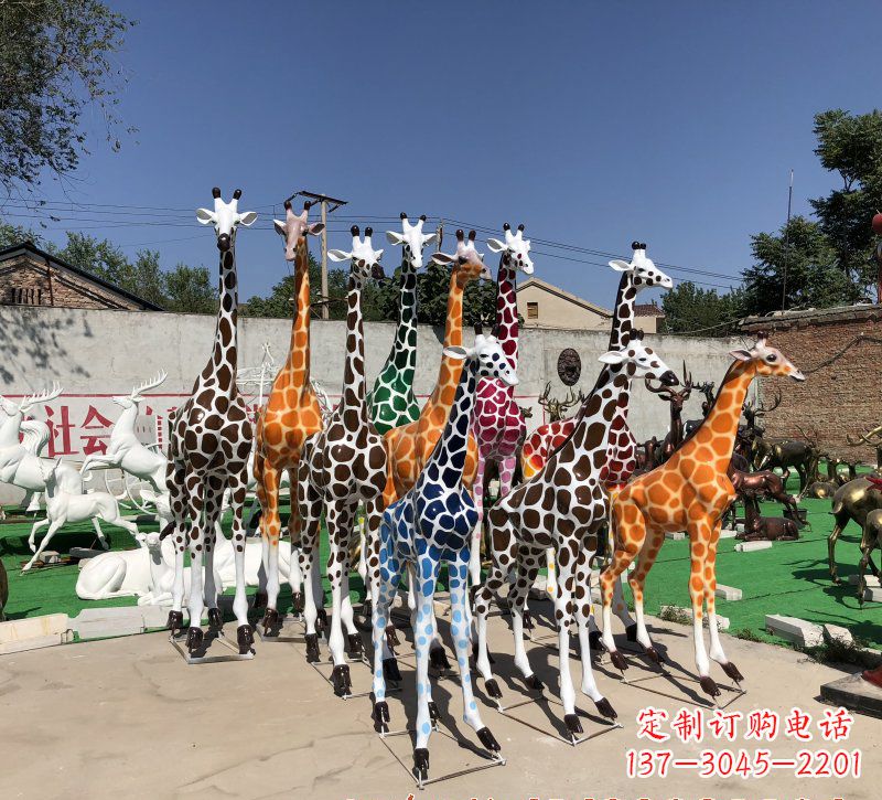 湖北长颈鹿雕塑优雅的艺术品