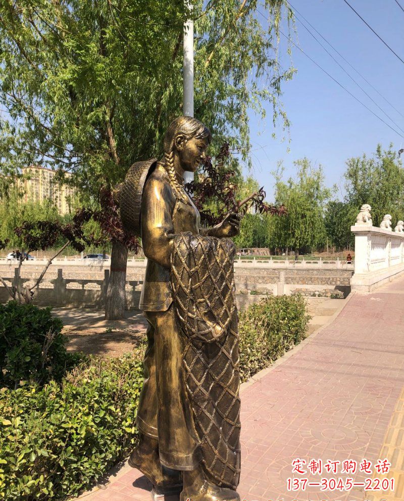 湖北农家女人的铜雕之美