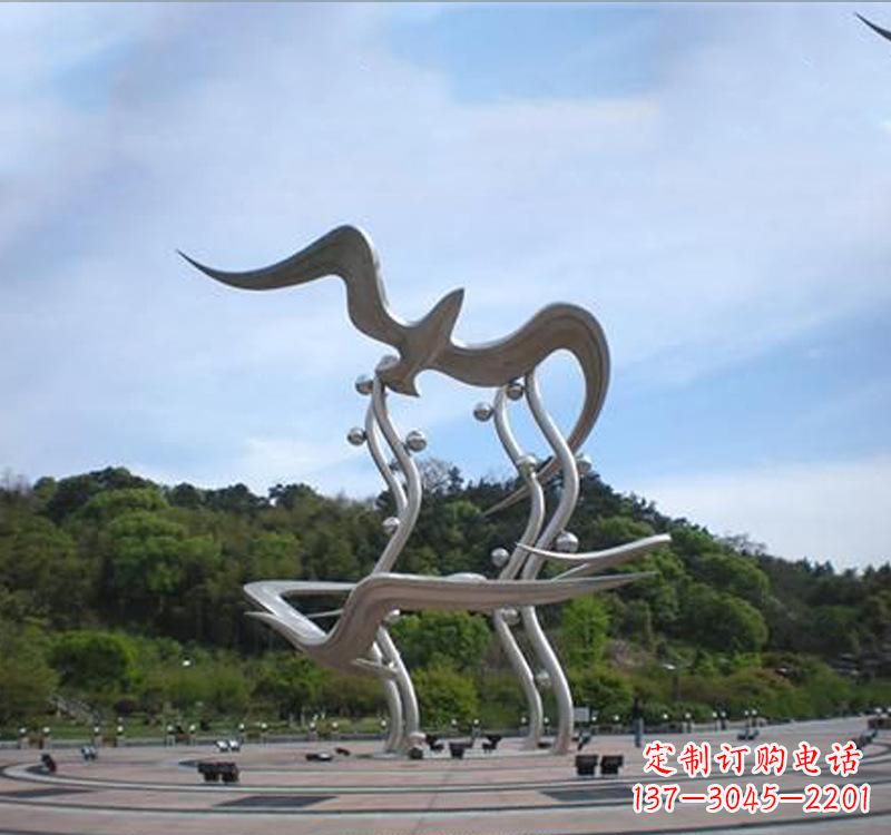 湖北大雁展翅飞越城市圆环