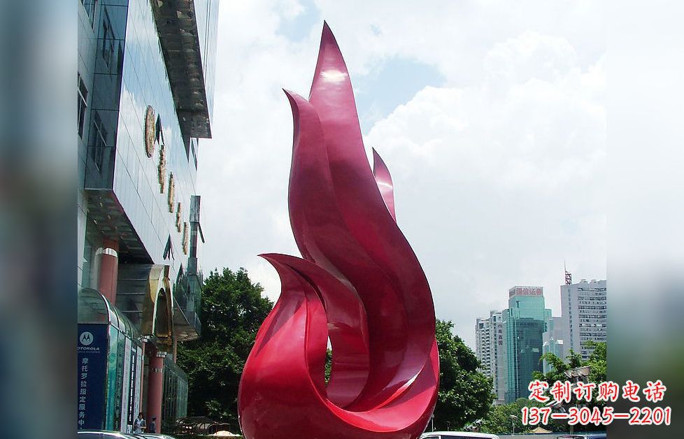 湖北孔雀广场的不锈钢雕塑