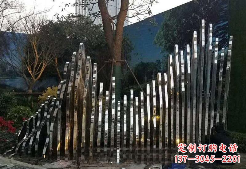 湖北不锈钢公园里的假山雕塑