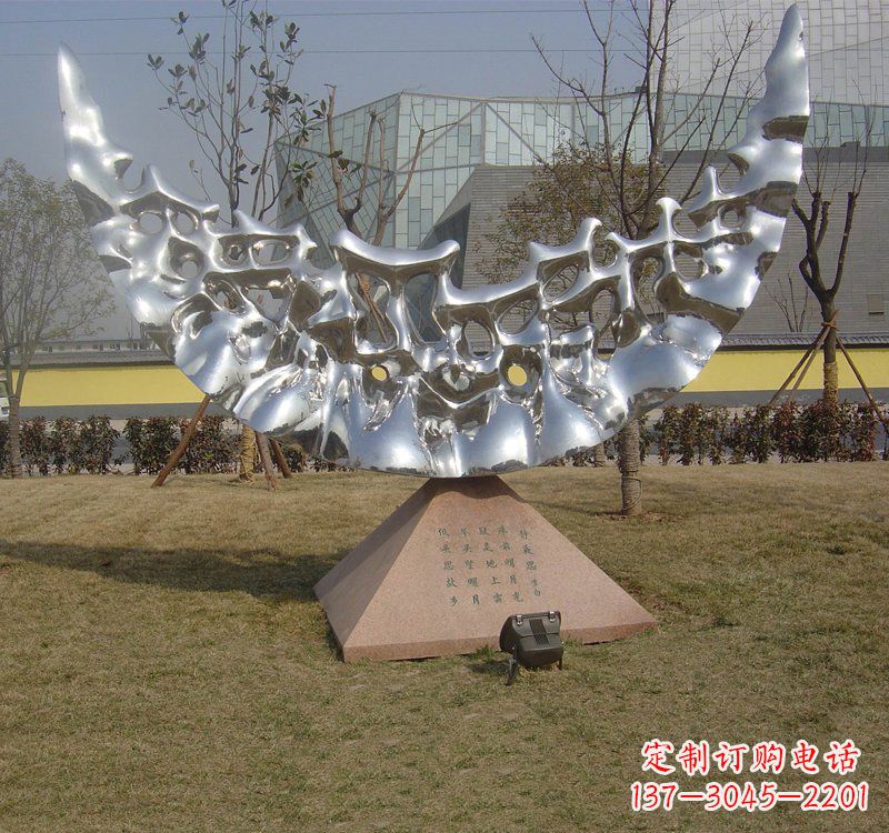 湖北不锈钢月亮雕塑象征着无尽的美丽