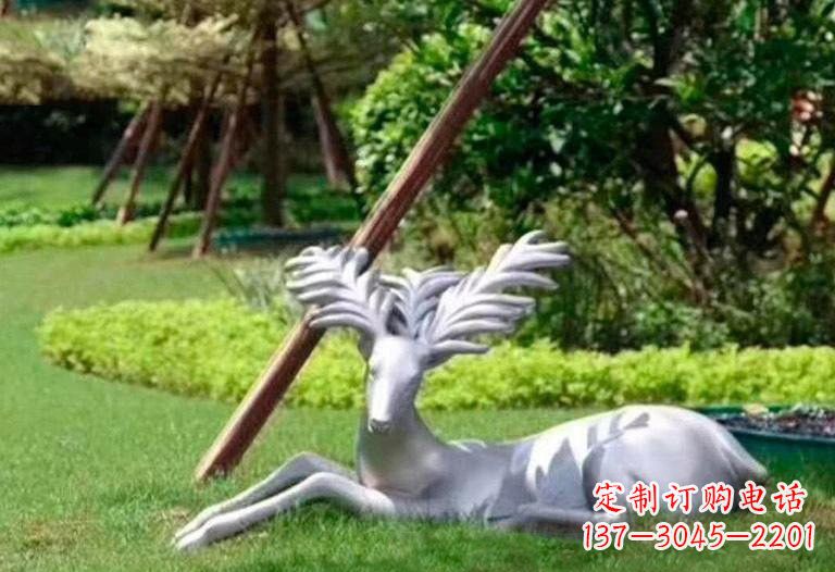 湖北不锈钢公园大角鹿雕塑精致而美丽