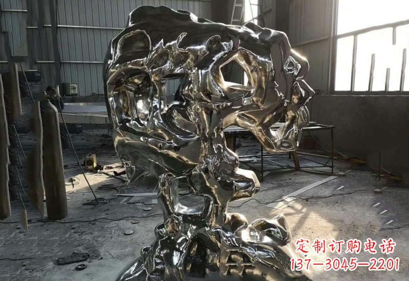 湖北太湖石雕塑不锈钢公园的镜面之美