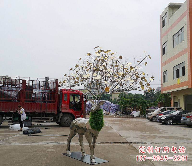 湖北不锈钢公园的梅花鹿雕塑