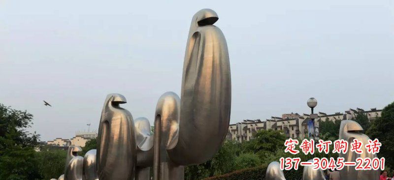 湖北不锈钢广场上的骆驼雕塑