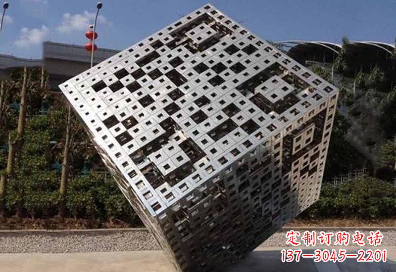 湖北不锈钢广场上的魔方雕塑