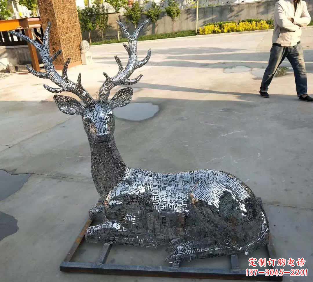 湖北梅花鹿雕塑点缀不锈钢广场星空