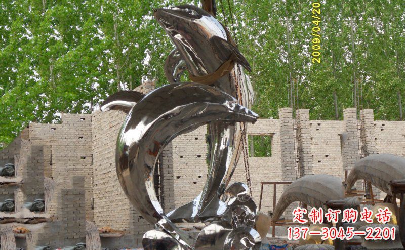 湖北海豚之美不锈钢海边雕塑