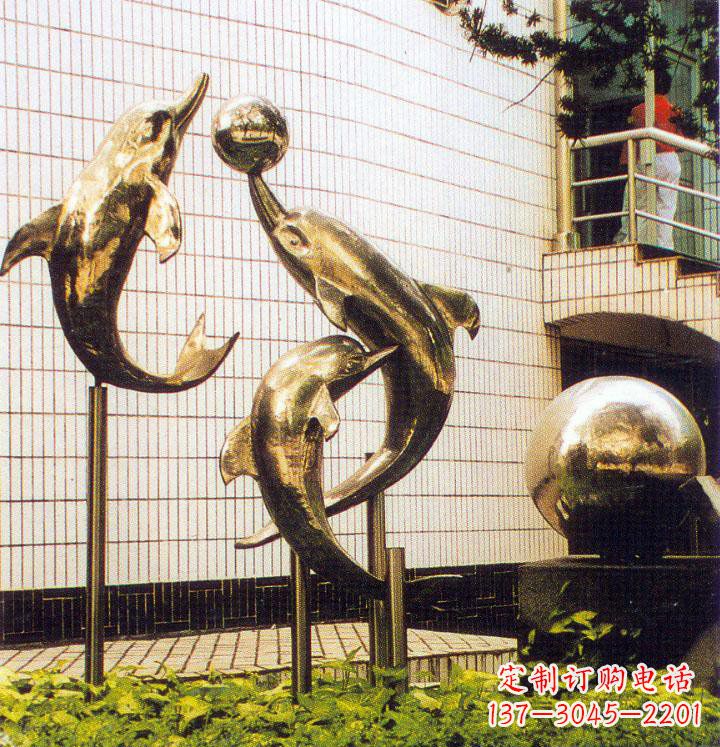 湖北海豚跃动的校园雕塑