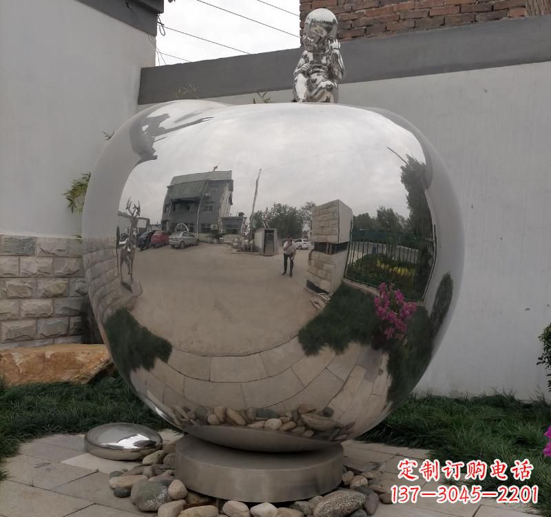 湖北不锈钢金色苹果雕塑古典与现代的结合
