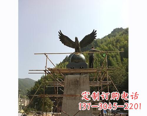 湖北不锈钢老鹰踩地球雕塑缅怀大自然之美