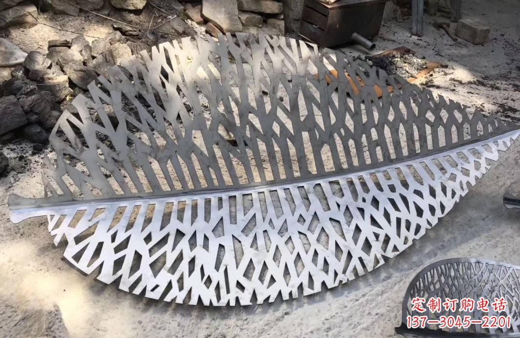 湖北不锈钢镂空树叶雕塑艺术的精美结合