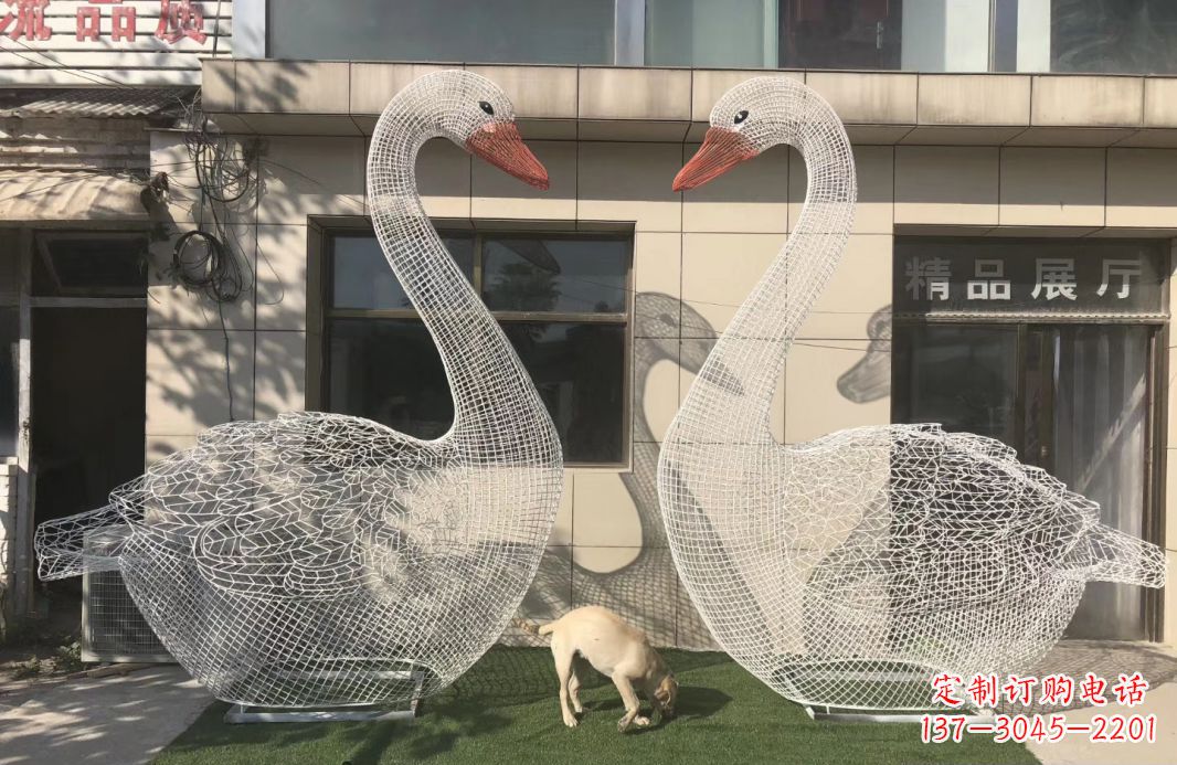 湖北不锈钢镂空天鹅雕塑给室外增添美感
