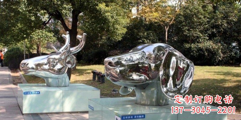 湖北狗头公园不锈钢鹿和狗雕塑