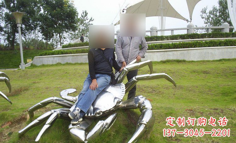 湖北不锈钢螃蟹雕塑艺术美化公园环境