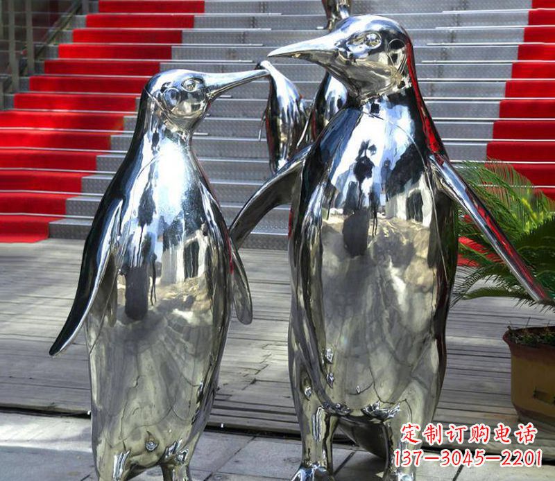 湖北不锈钢企鹅雕塑传递着浓浓爱意