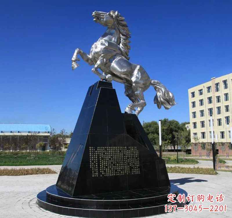 湖北不锈钢企业广场上的马雕塑