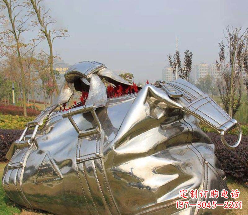 湖北精美不锈钢手提包雕塑