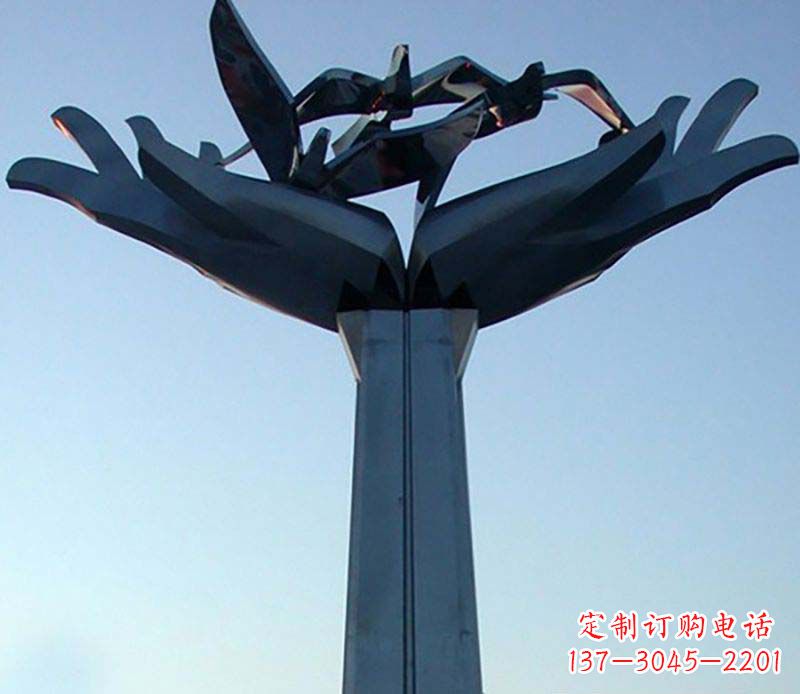 湖北不锈钢手托鸽子雕塑象征着和平与爱