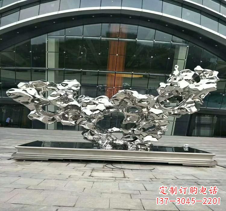 湖北灵动的太湖石雕塑