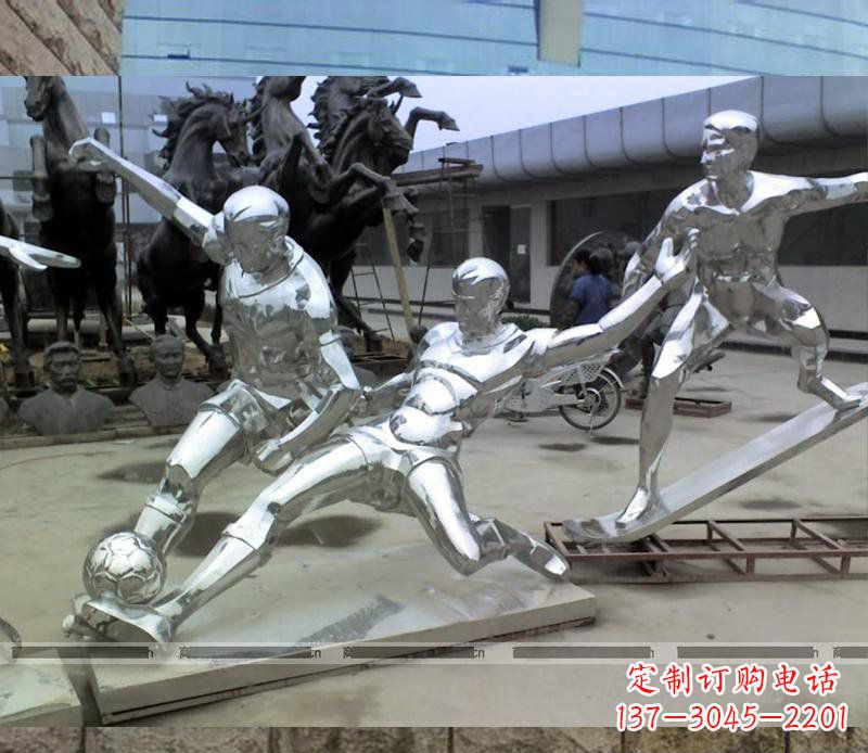 湖北玩足球的不锈钢雕塑