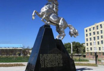 湖北不锈钢企业广场上的马雕塑
