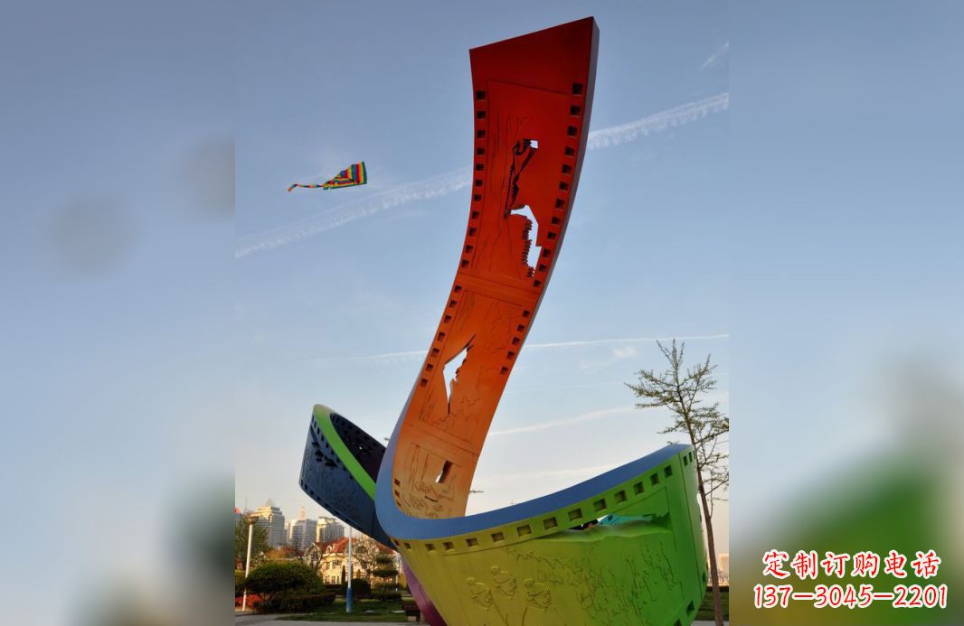 湖北不锈钢五彩胶卷广场雕塑——现代美学的象征