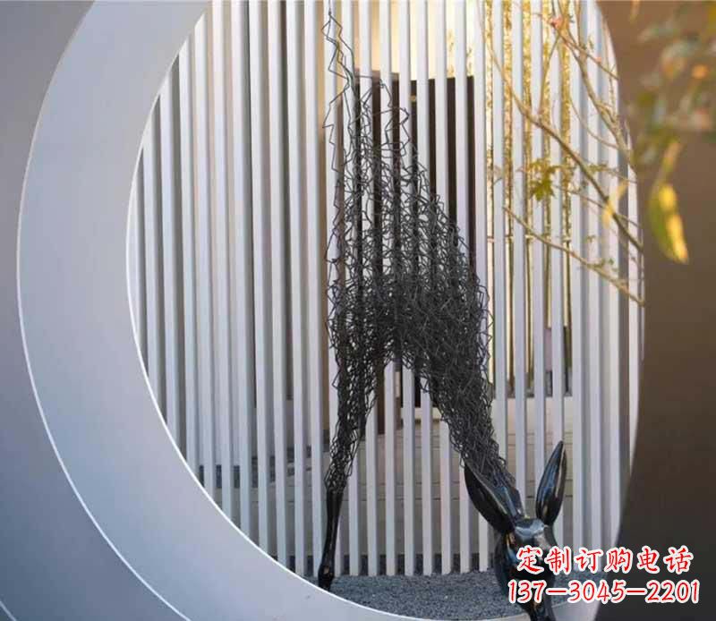 湖北不锈钢小区的长颈鹿雕塑