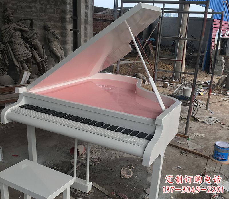 湖北校园里的钢琴雕塑