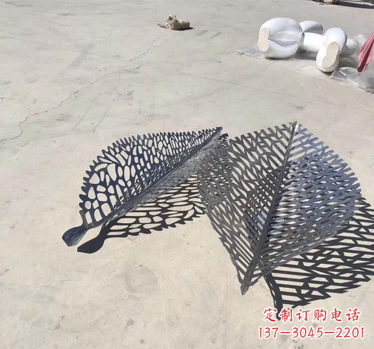 湖北不锈钢园林镂空树叶雕塑给空间增添美感