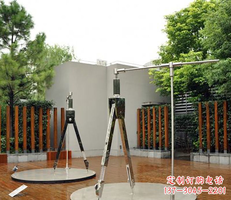 湖北以不锈钢精雕细琢的圆规雕塑