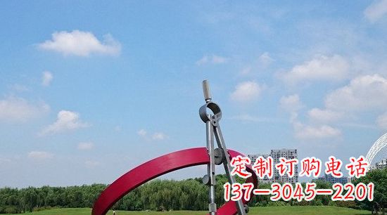 湖北不锈钢圆规雕塑环绕着美景