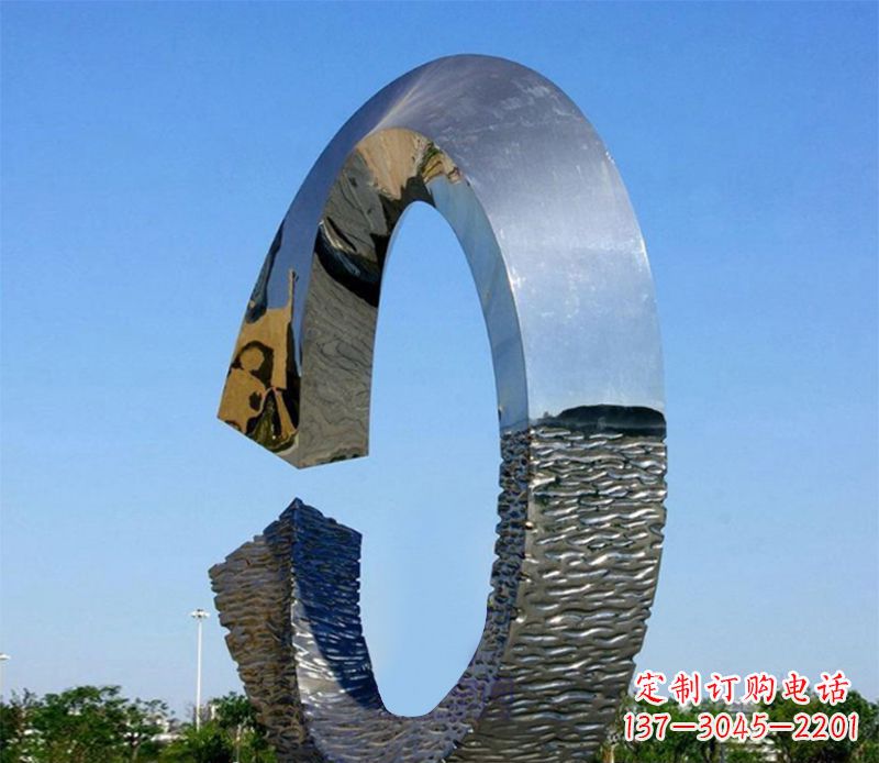 湖北环绕着美好的景观雕塑