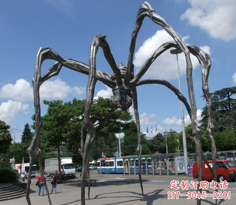 湖北蜘蛛侠雕塑点缀不锈钢的景观