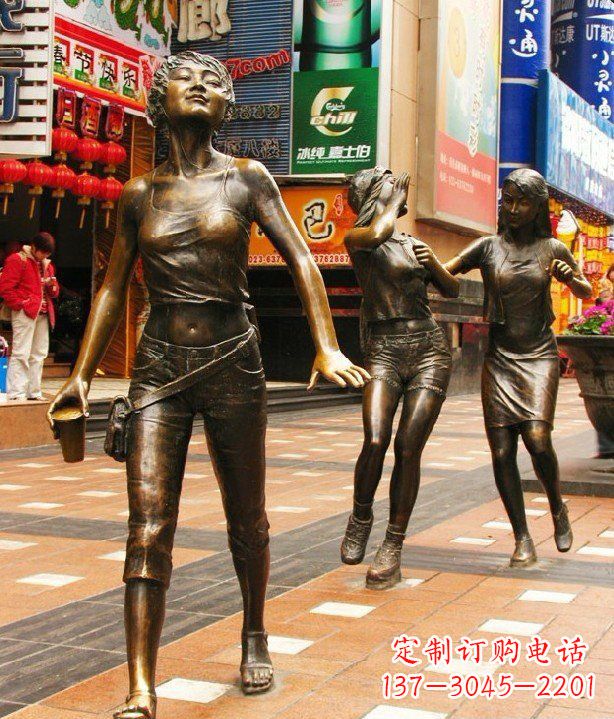 湖北步行街逛街的女孩以铜雕的形式永久保存