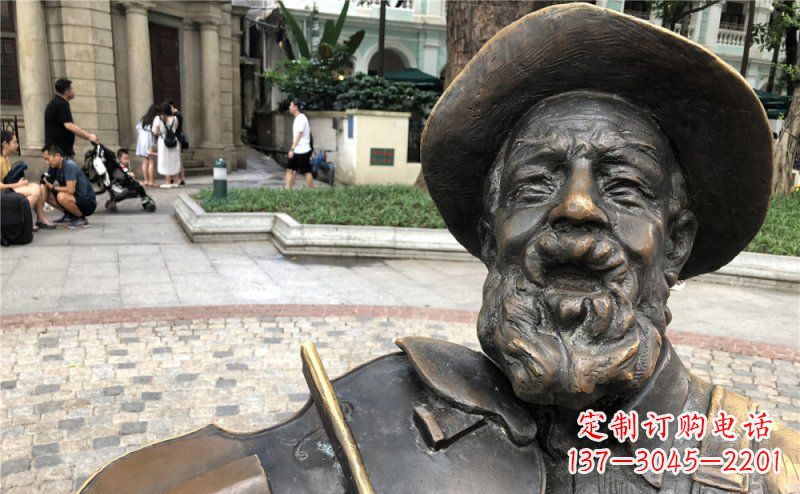 湖北步行街拉小提琴的老人景观铜雕